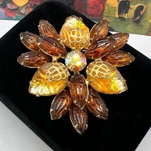 Carved Leaf Three Point Double Layer Brooch